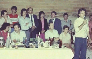 Carlos Lehder hablando, durante un evento en donde al fondo de la fotografía se puede observar a Pablo Escobar.CORTESÍA RANDOM HOUSE